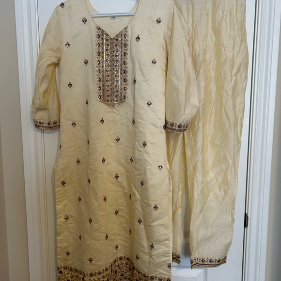 Elegant Cream Embroidered Kurta Set - Picture 2 of 8
